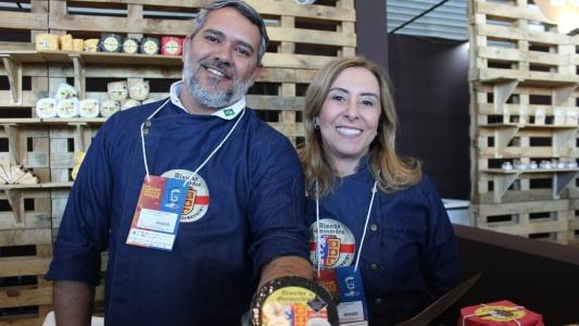 Luiz Guimarães e a esposa Adriana com o Queijo Capa Preta, carro-chefe da produção