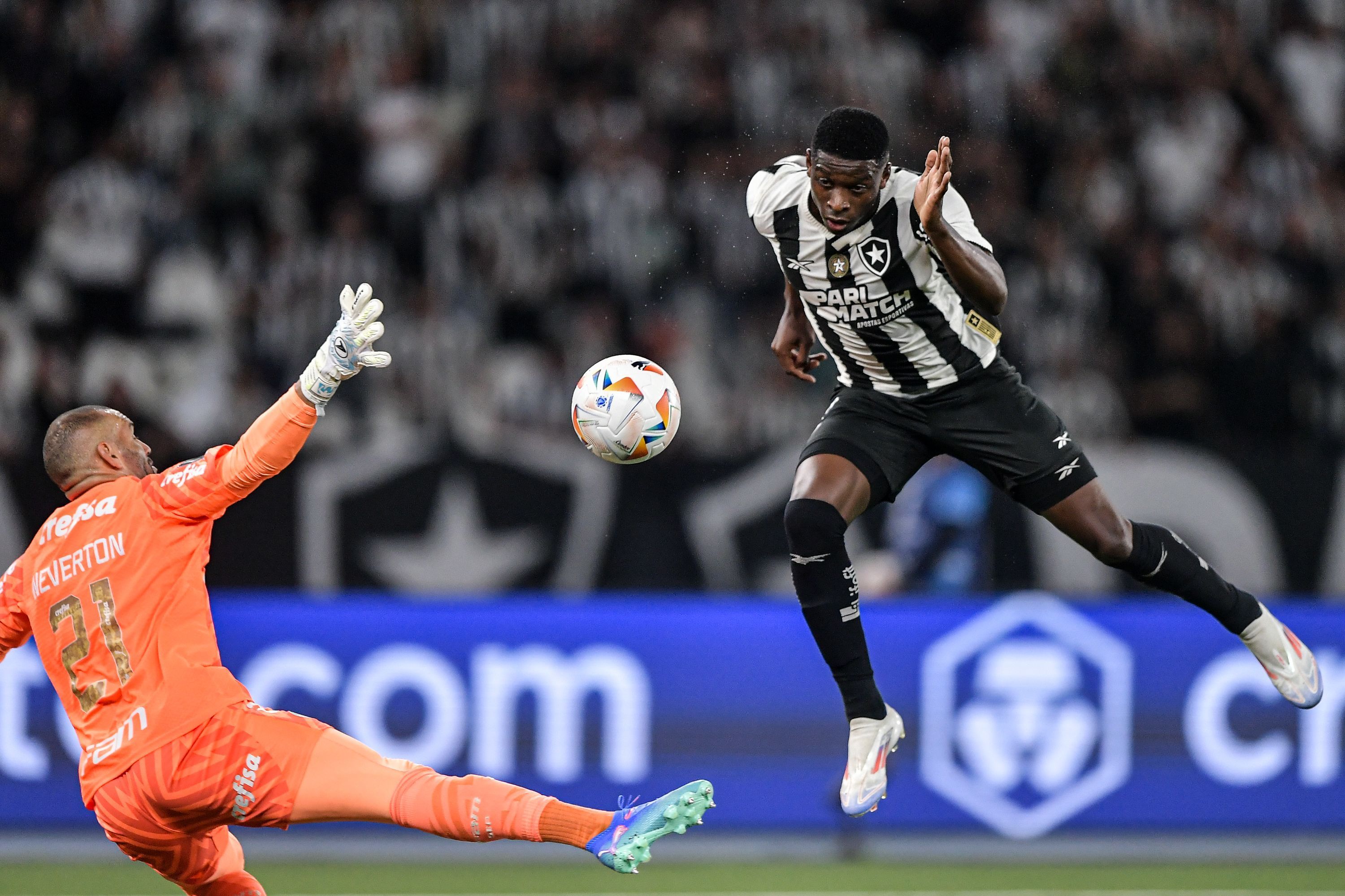 Botafogo vence o Palmeiras e abre vantagem nas oitavas de final da Libertadores