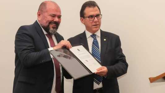 Luiz Marinho (dir.) assumiu, hoje, como ministro do Trabalho e Emprego do governo Lula