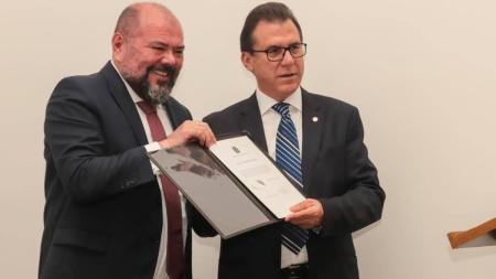 Luiz Marinho (dir.) assumiu, hoje, como ministro do Trabalho e Emprego do governo Lula