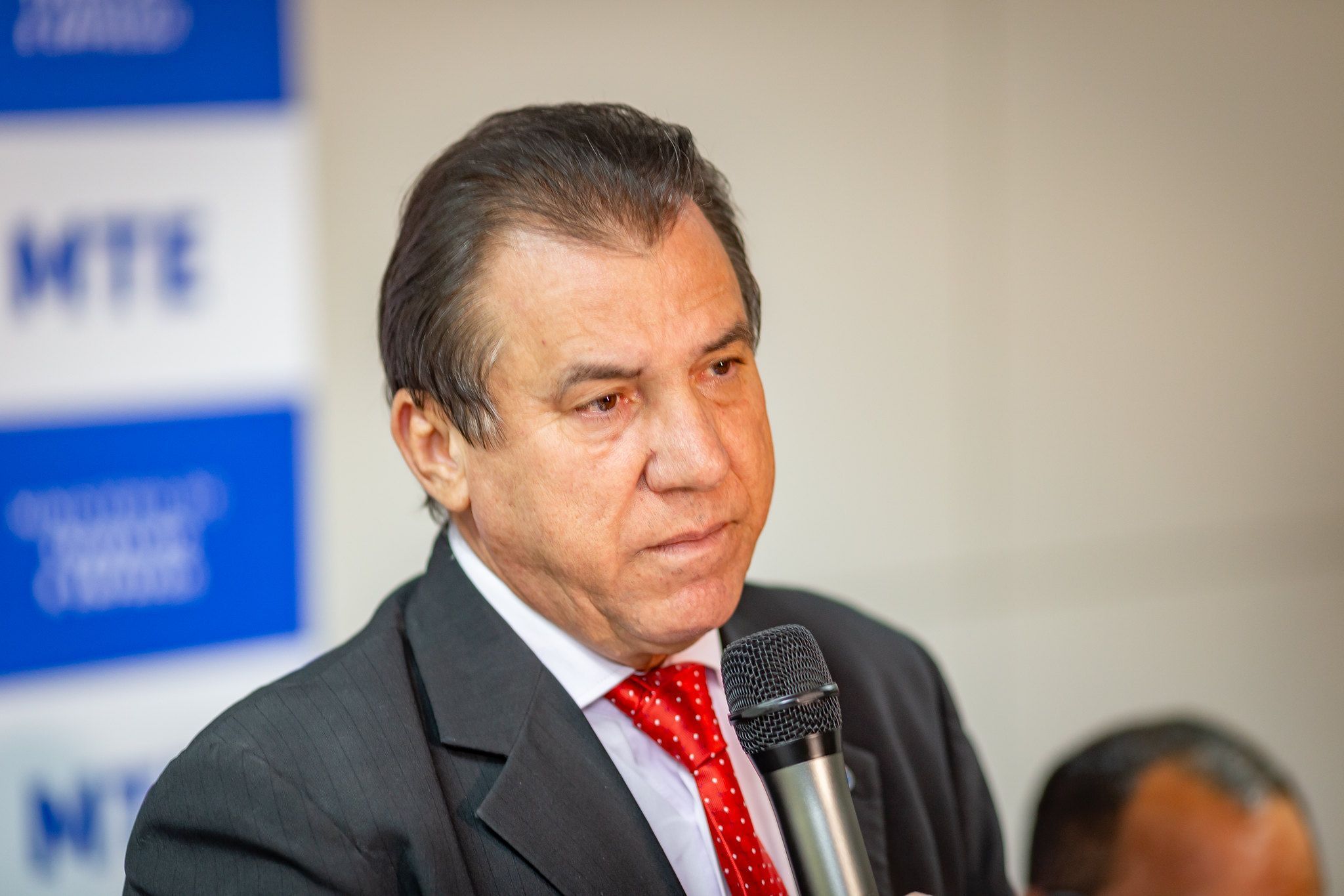 Ministro diz que permanência de Lupi no governo depende de 'avaliação política'