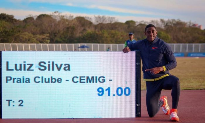 Luiz Maurício Dias da Silva ao lado da placa com o recorde de 91 metros no lançamento de dardo no Troféu Brasil 2025 