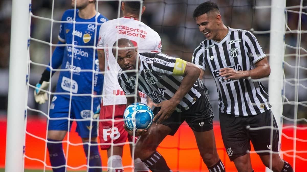 Técnico do Ceará exalta zagueiro que garantiu vitória sobre líder da Série B