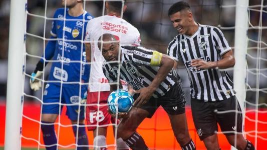 Luiz Otávio pega a bola após marcar na vitória de 1 a 0 do Ceará sobre o Vila Nova
