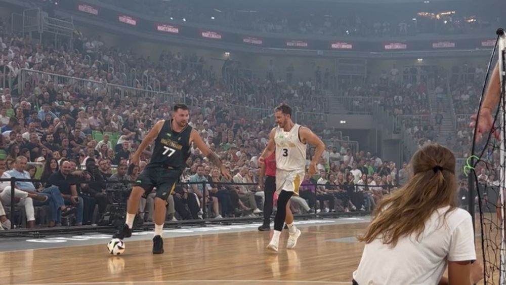 Estrelas da NBA jogam futebol em evento de exibição de basquete