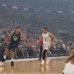Estrelas da NBA jogam futebol em evento de exibição de basquete