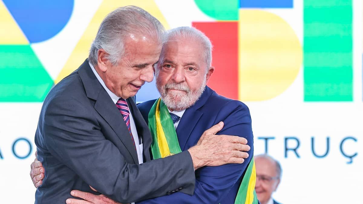 Lula admite erro de Múcio durante invasões, mas garante permanência de ministro da Defesa 