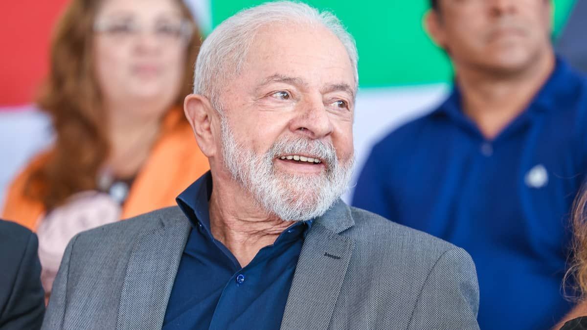 Lula anuncia aumento do salário mínimo e revisão da tabela do Imposto de Renda