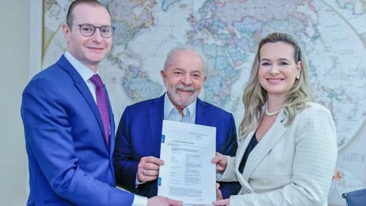 Lula, ao centro, com o advogado Cristiano Zanin e sua esposa Valeska Teixeira