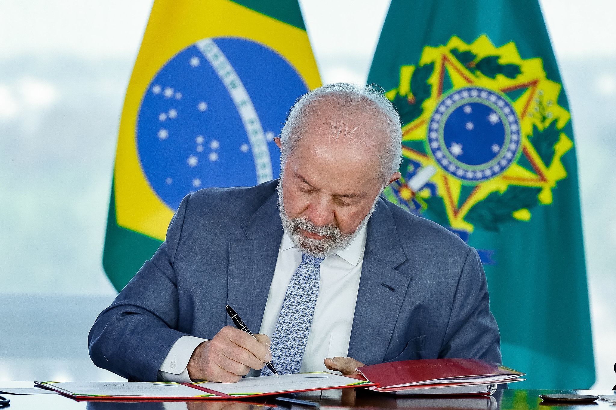 Lula assina indulto de Natal e impõe veto a crimes contra a democracia