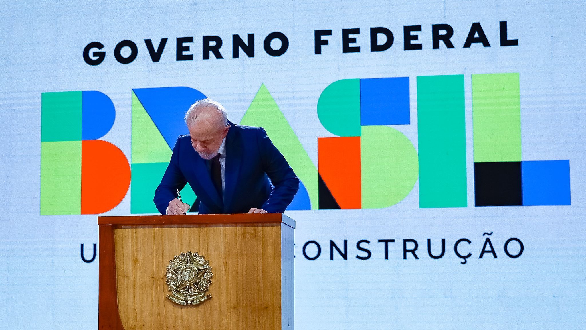 Lula sanciona texto que torna Lei Aldir Blanc permanente