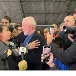 'Sem casa, você não vai ficar', promete Lula a mulher em abrigo no Rio Grande do Sul