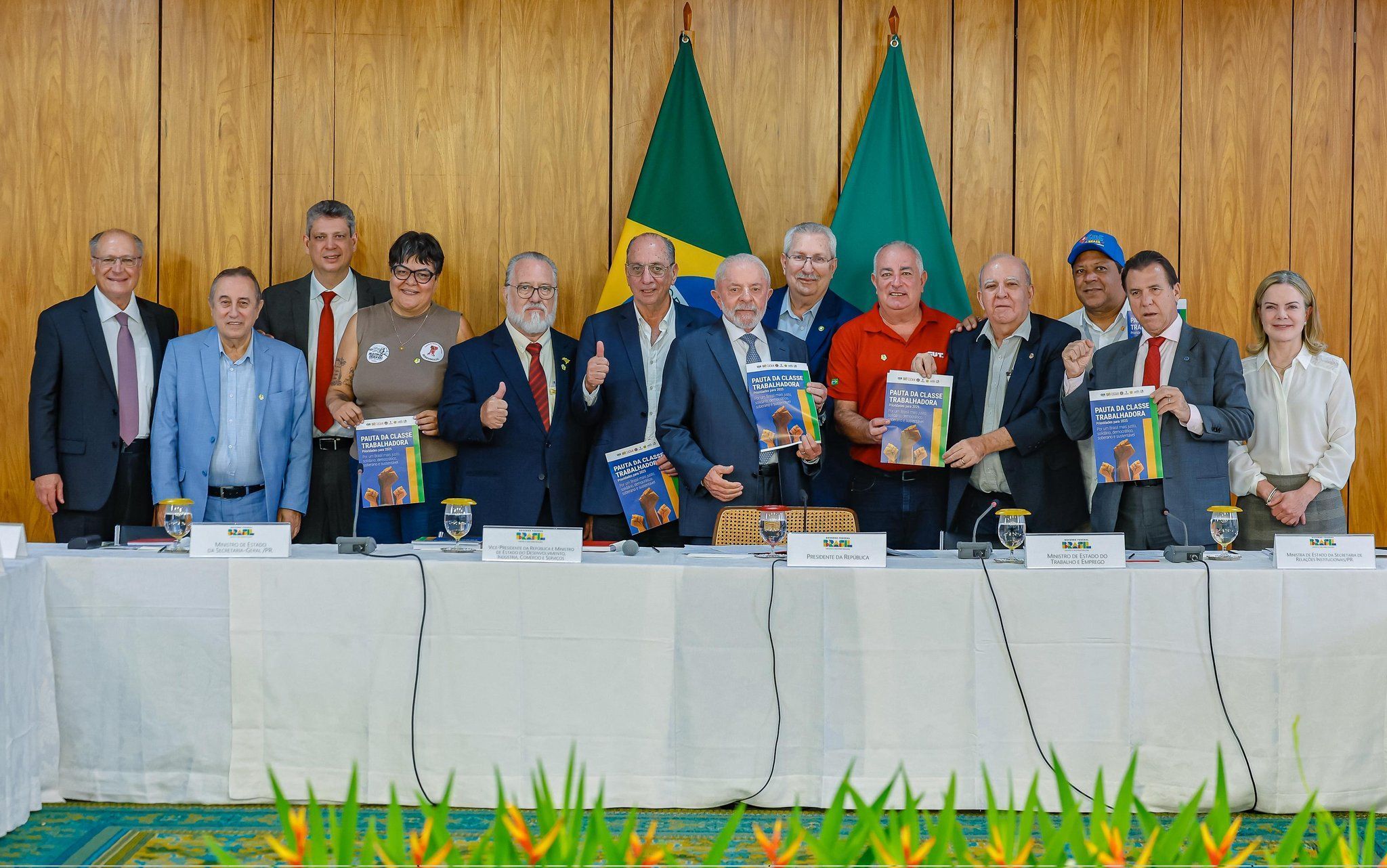 Lula recebe reivindicações de centrais sindicais, em reunião a porta fechadas no Planalto