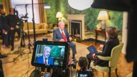 Lula concedeu entrevista à CNN dos Estados Unidos nesta sexta-feira (10) e criticou Trump e Bolsonaro
