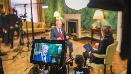 Lula concedeu entrevista à CNN dos Estados Unidos nesta sexta-feira (10) e criticou Trump e Bolsonaro