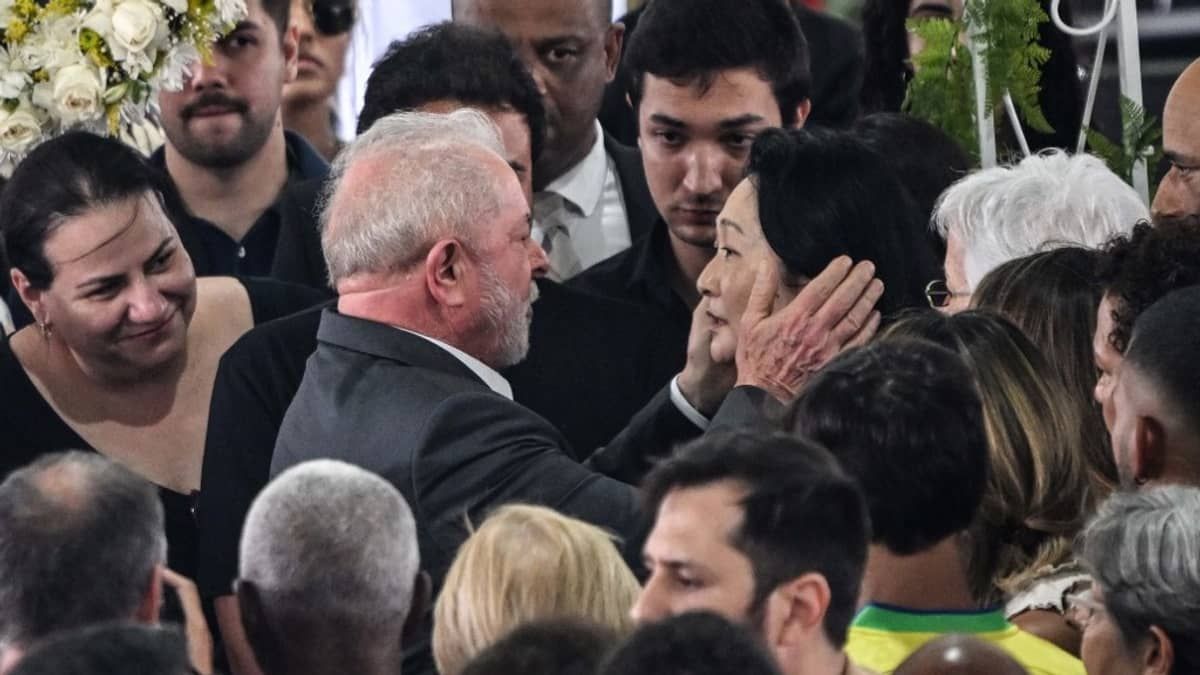 Lula chega à Vila Belmiro para se depedir de Pelé