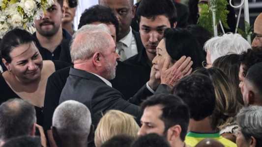 Lula consola Márcia Aoki, viúva e Pelé, durante velório do Rei do Futebol, na Vila Belmiro, nesta terça-feira (3)