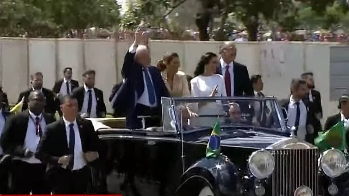 Lula abre cerimônia de posse em desfile ao lado de Alckmin no rolls-royce presidencial