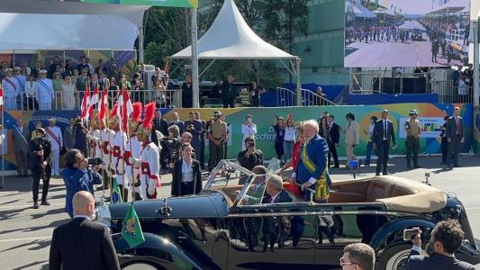 Lula desfilou em carro aberto ao lado da primeira-dama Rosângela da Silva, a Janja