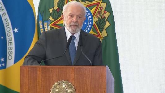 Lula diz ser "difícil" substituir ministros para cumprir acordos e cita necessidade de maioria no Congresso.