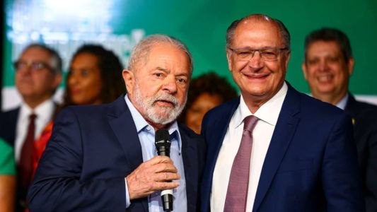 Lula e Alckmin assumem, respectivamente, cargos de presidente e vice neste domingo (1º)