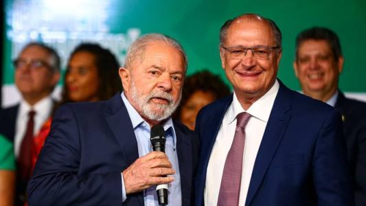 Lula e Alckmin assumem, respectivamente, cargos de presidente e vice neste domingo (1º)