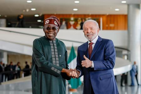 O presidente Lula (dir.) e o presidente da Nigéria, Bola Tinubu (esq.)