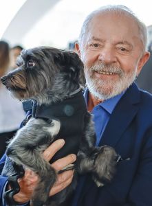 O presidente Lula e um cachorro
