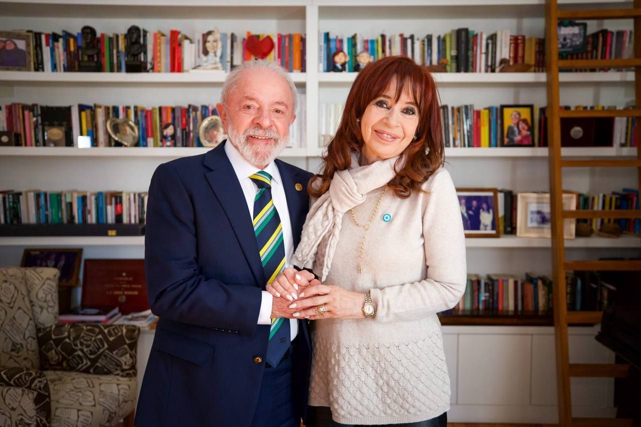 Cristina Kirchner se compara a Lula e petista diz que amizade 'vai muito além da relação institucional'