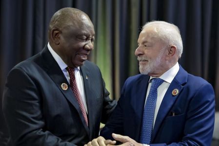 Os presidentes da África do Sul, Cyril Ramaphosa (dir.), e do Brasil, Lula (esq.)