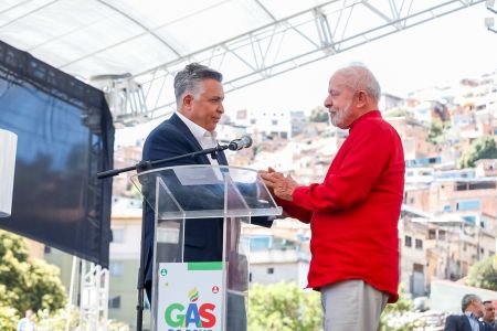 O prefeito de Belo Horizonte, Álvaro Damião (esq.), e o presidente Lula (dir.) durante o lançamento do Gás do Povo, em BH