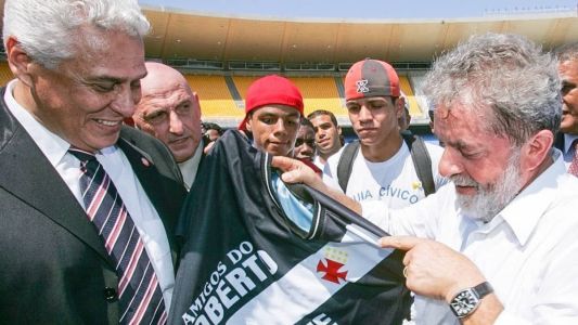 Lula e Dinamite posam para foto com camisa do Vasco, no Maracanã