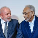 Em evento com artistas, Lula diz que democracia está 'capengando, mas andando'