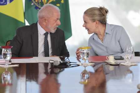 O presidente Lula (esq.) e a ministra das Relações Institucionais, Gleisi Hoffmann (dir.)