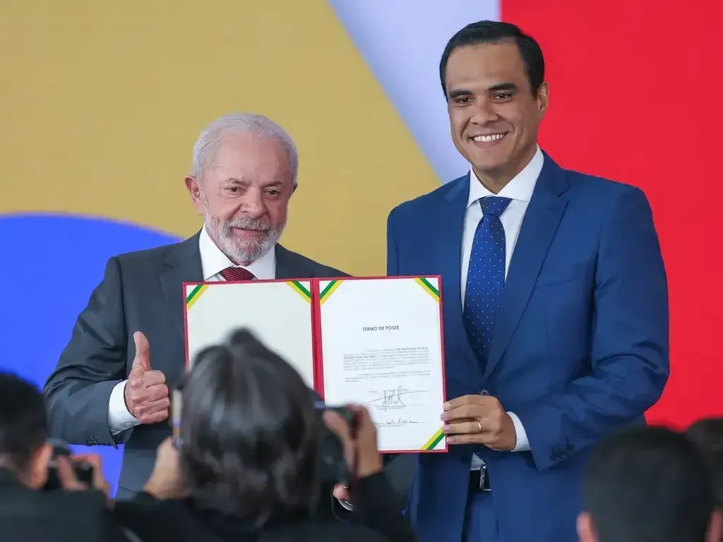Ao lado de Motta, Lula dá posse a novo ministro do Turismo