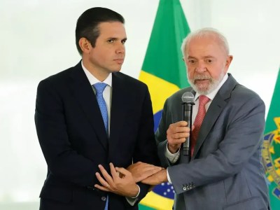 O presidente da Câmara dos Deputados, Hugo Motta (esq.), e o presidente Lula (dir.)