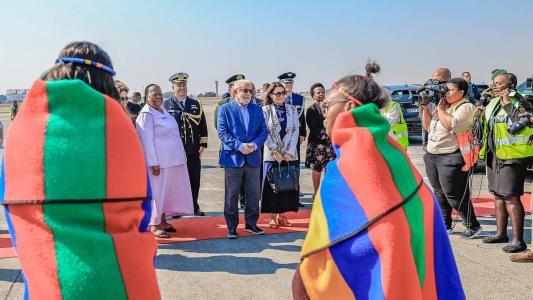 Lula e Janja durante chegada a Joanesburgo, que sedia o Brics