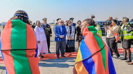 Lula e Janja durante chegada a Joanesburgo, que sedia o Brics