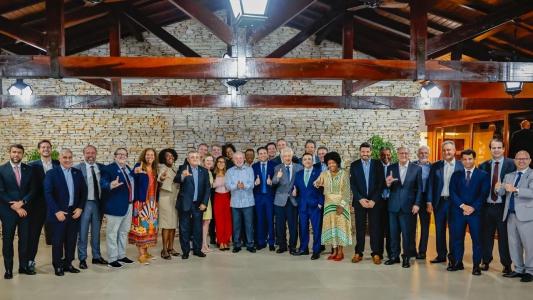 O presidente Lula, o presidente da Câmara, Hugo Motta, e os líderes da Casa na Granja do Torto, em Brasília