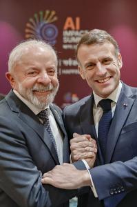 O presidente Lula (esq.) e o presidente da França, Emmanuel Macron (dir.)