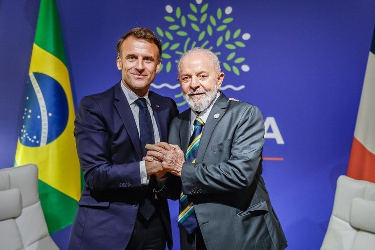 Lula e Macron discutem ações de combate ao garimpo ilegal