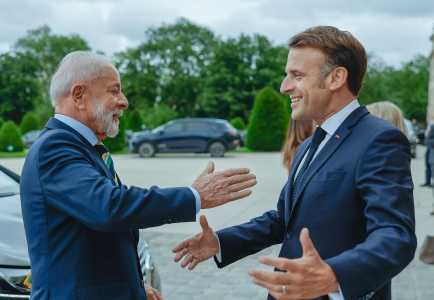 O presidente Lula (esq.) e o presidente da França, Emmanuel Macron (dir.)