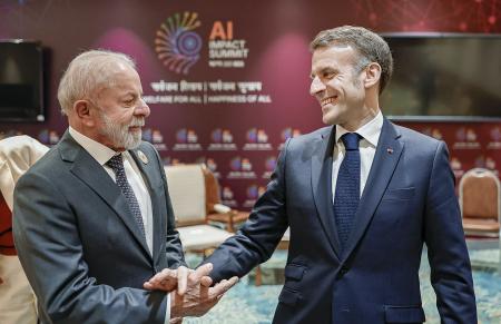 O presidente Lula (esq.) e o presidente da França, Emmanuel Macron (dir.)