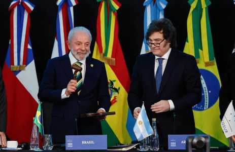 O presidente Lula (esq.) e o presidente da Argentina, Javier Milei (dir.)