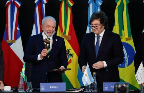 O presidente Lula (esq.) e o presidente da Argentina, Javier Milei (dir.)