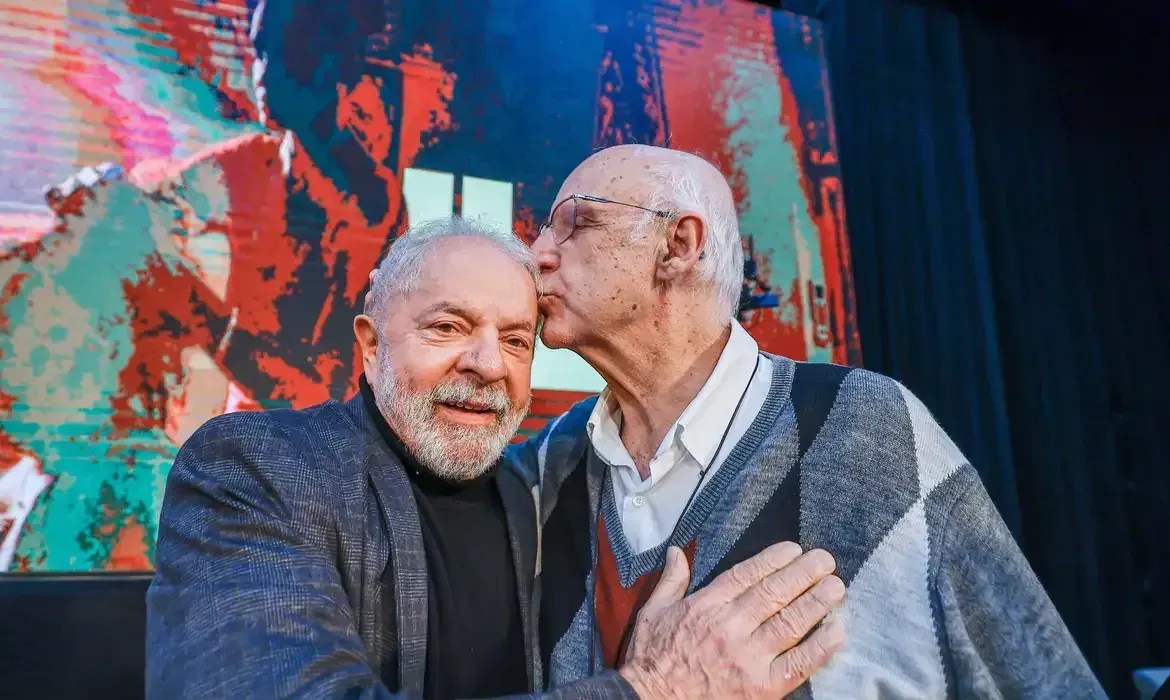 No X, Lula manifesta apoio a padre Julio Lancelloti