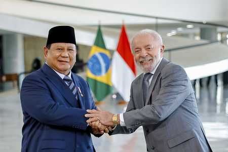 O presidente Lula ao lado do presidente da Indonésia, Prabowo Subianto (esq.)