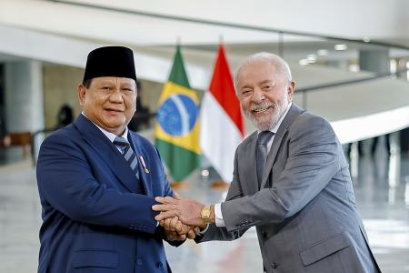 O presidente Lula ao lado do presidente da Indonésia, Prabowo Subianto (esq.)