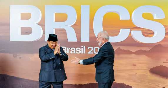 O presidente da Indonésia, Prabowo Subianto (esq.), e o presidente Lula (dir.) durante a cúpula dos Brics