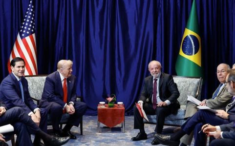 Presidentes Trump e Lula se reuniram neste domingo (26)